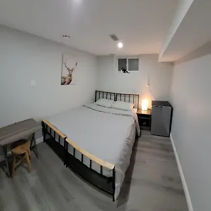  Maison d'hôtes Basement - Master Bedrooms In Bayview Village
